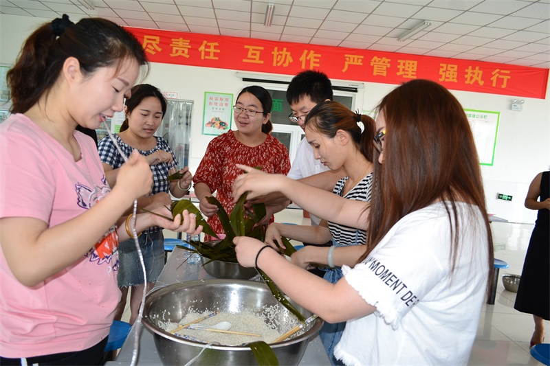 甄养食品包粽子大赛